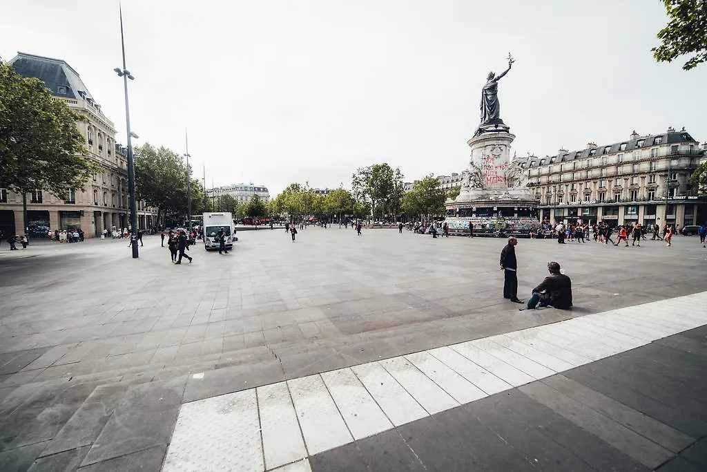 De L'exposition - Republique 3*